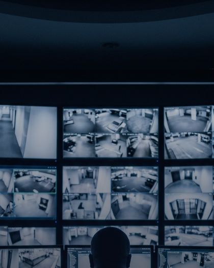 Sala de monitoreo con muro de cámaras